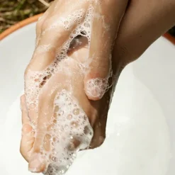 Bju00F6rk u0026 Berries Botanist Hand & Body Wash von Björk & Berries