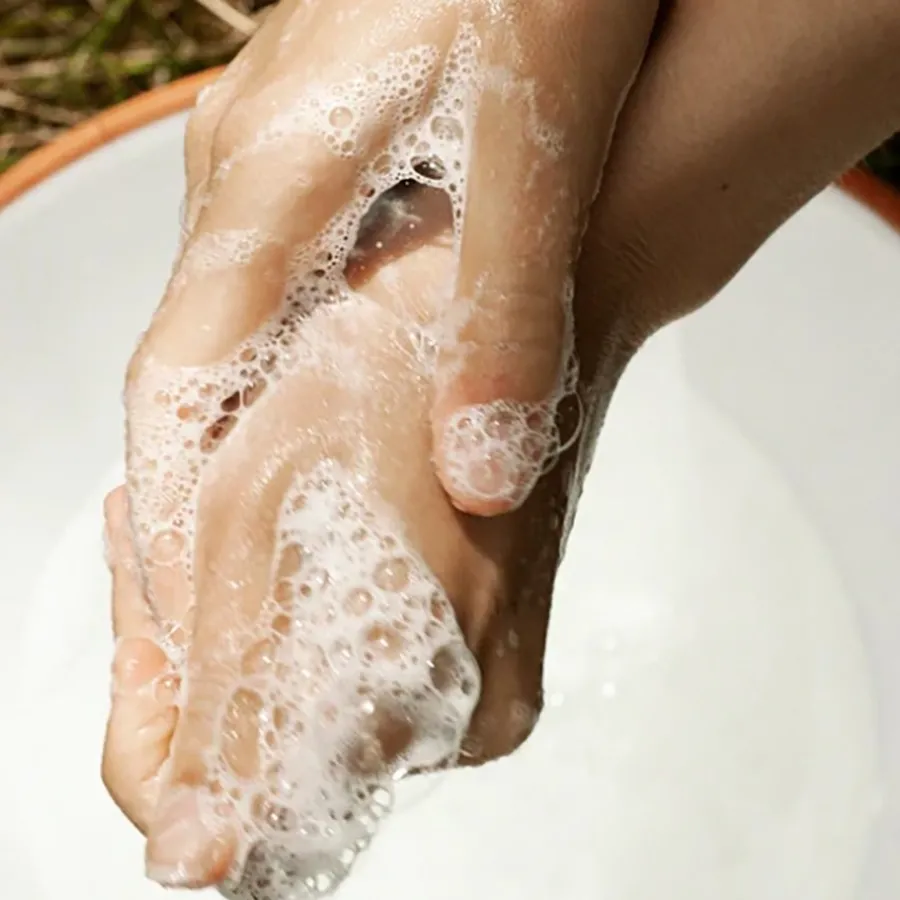 Bju00F6rk u0026 Berries Botanist Hand & Body Wash von Björk & Berries