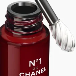 CHANEL N°1 DE REVITALISIERENDES AUGENSERUM Glättet – Erfrischt – Öffnet den Blick