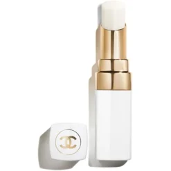 CHANEL ROUGE COCO BAUME Der getönte und feuchtigkeitsspendende Balsam, dessen Farbintensität sich ganz individuell anpassen lässt, sorgt Tag für Tag für wunderschöne Lippen