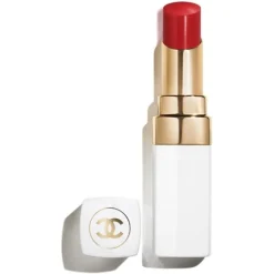 CHANEL ROUGE COCO BAUME Der getönte und feuchtigkeitsspendende Balsam, dessen Farbintensität sich ganz individuell anpassen lässt, sorgt Tag für Tag für wunderschöne Lippen