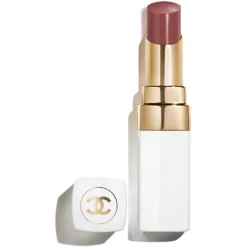 CHANEL ROUGE COCO BAUME Der getönte und feuchtigkeitsspendende Balsam, dessen Farbintensität sich ganz individuell anpassen lässt, sorgt Tag für Tag für wunderschöne Lippen
