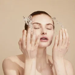 Clu00E9 de Peau Beautu00E9 Clé de Peau Beauté Clarifying Cleansing Foam