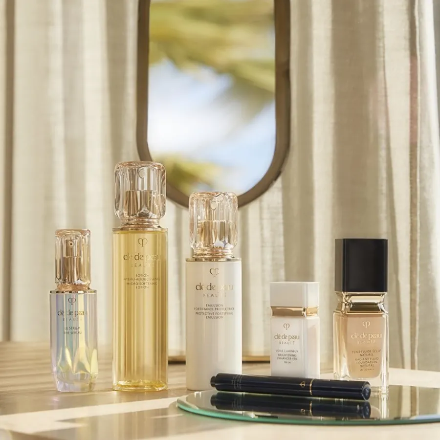 Clu00E9 de Peau Beautu00E9 Clé de Peau Beauté Radiant Fluid Foundation Natural Online