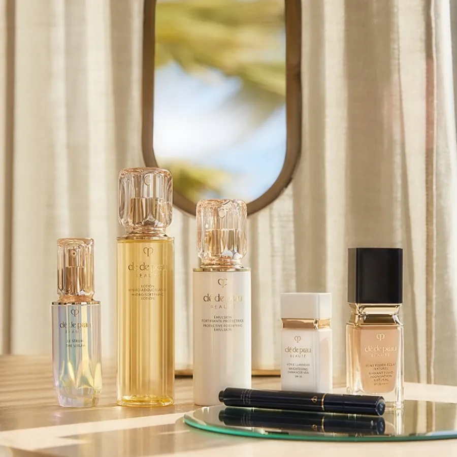 Clu00E9 de Peau Beautu00E9 Clé de Peau Beauté Radiant Fluid Foundation Natural Online