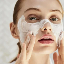 Clu00E9 de Peau Beautu00E9 Clé de Peau Beauté Softening Cleansing Foam