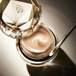 Clu00E9 de Peau Beautu00E9 Clé de Peau Beauté The Foundation