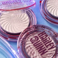 Essence Harley Quinn Meta Glow Highlighter von
