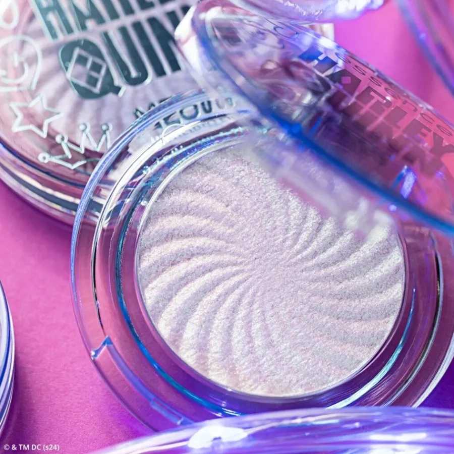 Essence Harley Quinn Meta Glow Highlighter von