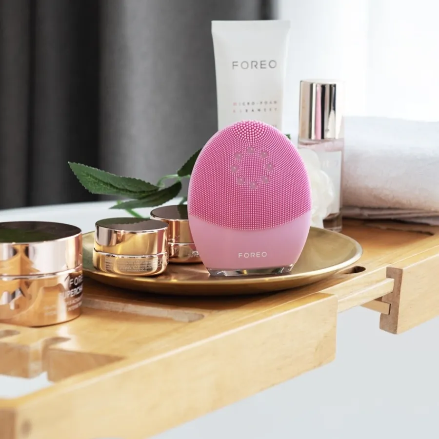 Foreo LUNA 4 Plus Normal Skin Thermo-Gesichtsreinigungsgerät mit NIR, rotem LED-Licht und Mikrostrom von