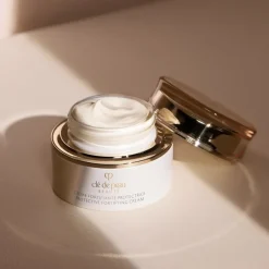 Clu00E9 de Peau Beautu00E9 Moisturizer Protective Fortifying Cream N von Clé de Peau Beauté