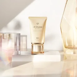 Clu00E9 de Peau Beautu00E9 Sonnenschutz UV Protectrive Cream SPF 50+ PA++++ von Clé de Peau Beauté