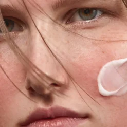 Mu00C1DARA SOS SOS Care 4-teilige, Hautberuhigende Routine von MÁDARA New